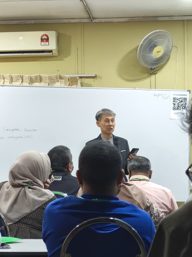 Workshop facilitator speaking to ASEAN delegates